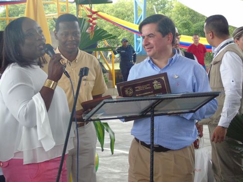 Un reconocimiento especial hizo la Alcaldía Municipal de Villa Rica al ministro del interior, Juan Fernando Cristo Bustos.