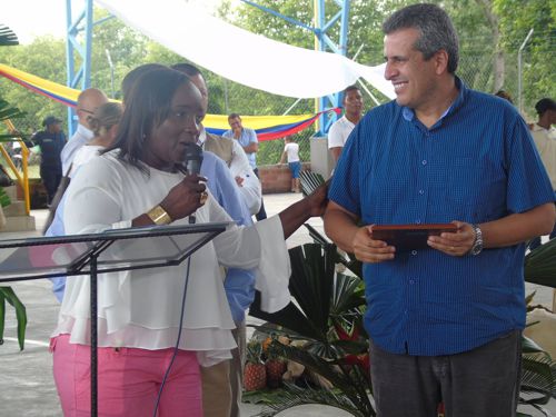 Un reconocimiento especial hizo la Alcaldía Municipal de Villa Rica al senador Luis Fernando Velasco Chaves