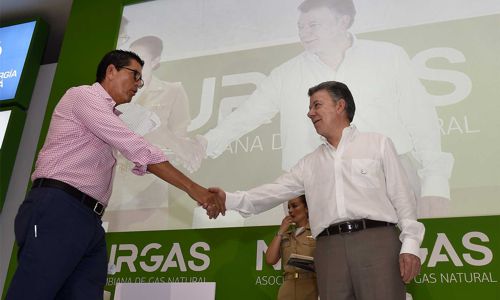 El Presidente de la distribuidora Promigas, Antonio Celia Martínez Aparicio, da la bienvenida al acto de clausura del Congreso de Naturgás al Presidente Juan Manuel Santos.