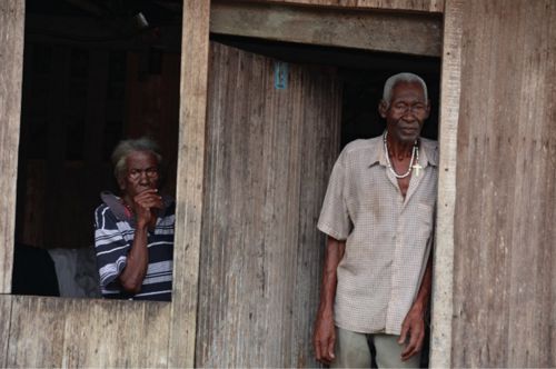 Ancianos en casa. Barrio Lleras, calle Brisas Marinas, en terrenos ganados al mar, junio de 2014. Fotografía: © Pbro. Adriel Ruiz Galbán.