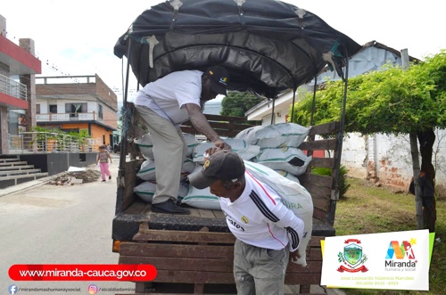Entregan suplementos alimenticios para el ganado en Miranda, Cauca