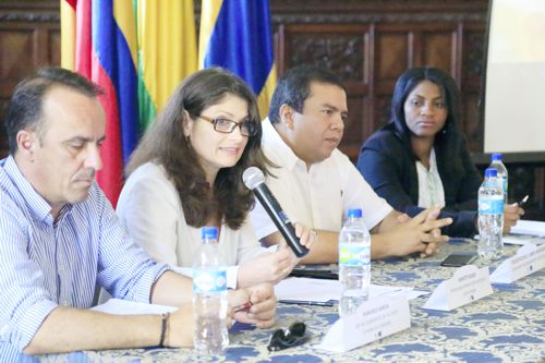 Presentación del Fondo Fiduciario de la Unión Europea para la paz el domingo 22 de enero de 2017, en Popayán. Henriette Gieger, directora para América Latina de la Comisión de Desarrollo de la Unión Europea, anunció que se trata de la asignación de casi cuatro millones de euros en proyectos que apoyan el desarrollo rural integral con enfoque territorial. Pazadentro invertirá los recursos en proyectos de agricultura familiar con un cultivo comercial (café, cacao, papa); educación propia enfocada al saber hacer para fomentar la permanencia de las comunidades en los territorios; y al apoyo a emprendimientos productivos asociativos a nivel de cooperativas. En el área de gobernabilidad, los dineros apoyarán la reformulación y actualización de los planes de vida y de desarrollo locales. Francisco García, jefe de cooperación de la Unión Europea en Colombia, explicó que estos primeros 11 millones de euros que llegan al país se complementarán con más de 400 millones que ofrecerá el Banco Europeo de Inversiones, a través del cual pueden llegar recursos para gestionar inversiones más grandes como carreteras, electrificación, construcción de escuelas y acceso a crédito a los agricultores, entre otros. Los acompañan, en esta imagen de archivo, el gobernador del Cauca, Oscar Rodrigo Campo Hurtado y la Directora de Cooperación Internacional del Cauca, Neyla Yadira Amú.