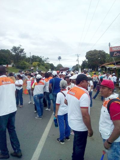 Paro de profesores se traslada a la vía panamericana