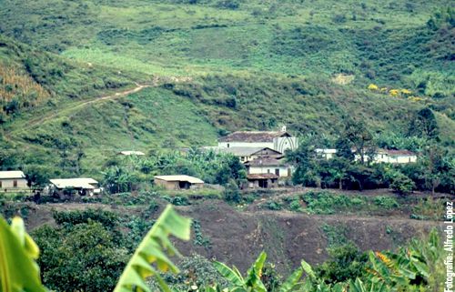 Tálaga - Páez en 1994, este poblado fue reubicado a una meseta cercana y más segura. Foto Alfredo Lopez.