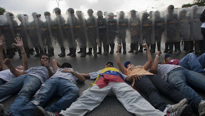 A LA ESPERA DE LO MEJOR Y TEMIENDO LO PEOR