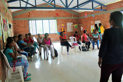 Curso para elaborar productos de aseo dictado a mujeres de Caloto Curso para elaborar productos de aseo dictado a mujeres de Caloto