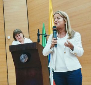 Ministra Noguera entregó títulos de propiedad en Popayán