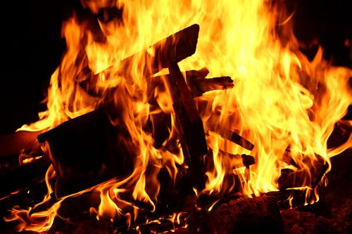 Primero las atacó con un arma blanca y posteriormente prendió fuego a la barcaza en la que funcionaba un bar Primero las atacó con un arma blanca y posteriormente prendió fuego a la barcaza en la que funcionaba un bar