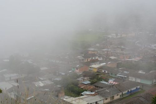 Una nube cuelga sobre Rioblanco, una reserva de Yanacona en el municipio de Sotará, en Cauca, Colombia.Photo: Robin Llewellyn