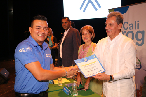 Taxista PRO recibe certificación de manos de Cesar Albeiro Trujillo Solarte, director del SENA regional Valle Taxista PRO recibe certificación de manos de Cesar Albeiro Trujillo Solarte, director del SENA regional Valle