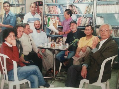 En los mejores tiempos de la librería. Amigos en torno a Giovanni Quessep, uno de los poetas vivos más grandes de Colombia y del mundo, en todos los tiempos. Estamos con él: Diego Tovar (el fotógrafo "oficial" de la ciudad), César Samboní (poeta de gran fuerza expresiva y temática), Edgar Caicedo (magnífico poeta, de trazos sutiles, atento a la caza de algún tesoro escondido), Julio César Espinosa (prosista excelso, ganador de un Concurso de cuentos celebrado por Unicauca), Diego Jaramillo Salgado (cálido amigo, que lideró el pensamiento de izquierda en la academia por varias décadas), Myriam Fernanda Polo (nuestra amiga talentosa e inspiradora), de gorrita, un pintor y librepensador peruano, finalmente, atrás, al lado izquierdo, aparece un cliente examinando un libro que no escapa al ambiente de charla.