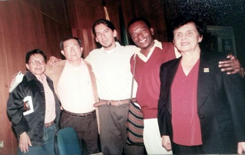 Plana Mayor de poetas. De izquierda a derecha: el susodicho Omar Lasso (aglutinador cultural), Jorge López (poeta pionero de la nueva poesía popayaneja; otros fueron los Poetas de la Rueda, que cultivaron una poesía política y neomodernista), Felipe García Quintero (el poeta joven más visible de Colombia, por originalidad y dura belleza de su poesía, muy activo en participaciones nacionales e internacionales; ha ganado premios notables), Elvio Cáceres (conocido como el "Poeta de la Calle", porque hace poesía al andar, afinándola y recitándola a conocidos y extraños. Su alegría, sencillez, humanidad, sensibilidad y exquisitez conmueven hasta las lágrimas, si reparamos en su condición de vendedor ambulante, patoneando calles), y Gloria Cepeda Vargas (Madre y Padre de la Poesía en Popayán, quien posee la virtud de hacer temblar cualquier recinto con su palabra vigorosa).
