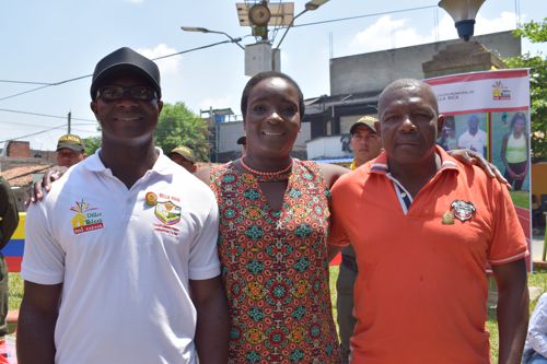 Alcaldesa Jenny Nair Gómez y los entrenadores de atletismo del Municipio de Villa Rica