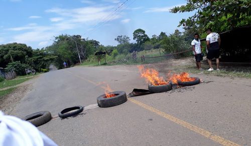 la vía Caloto - Corinto fue taponada en el sector entre El Nilo y El Palo