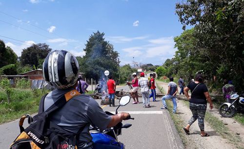 la vía Caloto - Corinto fue taponada en el sector entre El Nilo y El Palo