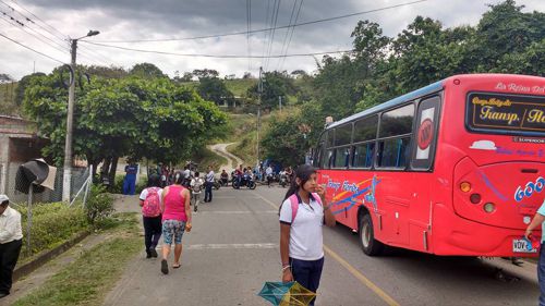 la vía Caloto - Corinto fue taponada en el sector entre El Nilo y El Palo
