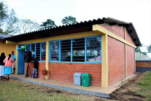 16 nuevas familias ahora tienen casa propia y estrenan escuela