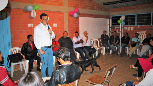 16 nuevas familias ahora tienen casa propia y estrenan escuela