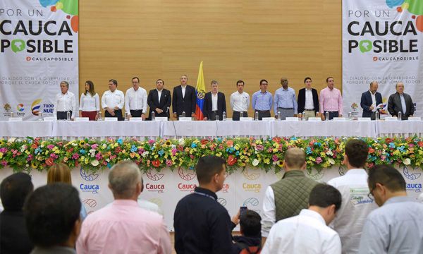 Contrato Plan del norte a Contrato Plan para la Paz El Presidente Juan Manuel Santos lideró el evento en el que se presentó el Contrato Paz del Cauca , que se focaliza en inversión social para los 42 municipios del departamento.