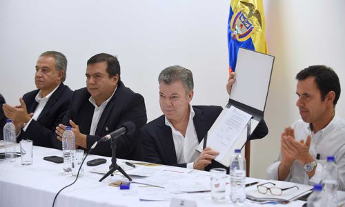 Contrato Plan del norte a Contrato Plan para la Paz El Presidente Juan Manuel Santos ,acompañado por el Ministro del Interior, Guillermo Rivera, muestra el decreto que firmó y con el que se actualiza la Comisión para el Desarrollo Integral de la Política Indígena del Cauca.