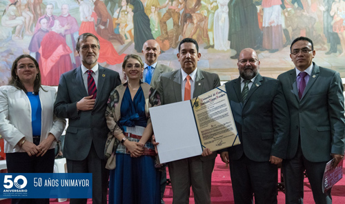 Unimayor recibió un reconocimiento por sus 50 años de labor por parte de la Universidad del Cauca.