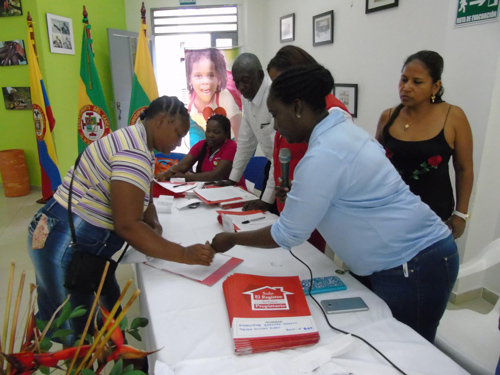 64 familias de Villa Rica ahora si son dueñas de sus casas Administración Municipal de Villa Rica entregó títulos de predios fiscales a 64 nuevas familias