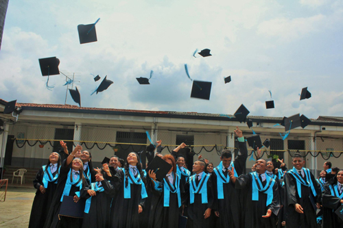 65 Jóvenes y adultos mayores caloteños que recibieron su título de bachilleres académicos 65 Jóvenes y adultos mayores caloteños que recibieron su título de bachilleres académicos