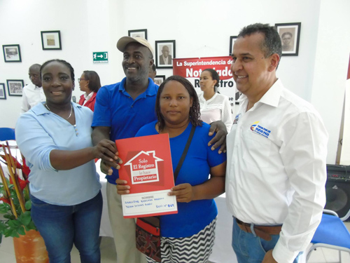 64 familias de Villa Rica ahora si son dueñas de sus casas Administración Municipal de Villa Rica entregó títulos de predios fiscales a 64 nuevas familias