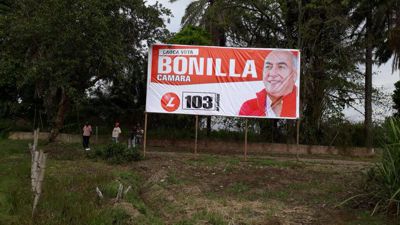 Actos vandálicos contra vallas publicitarias en Puerto Tejada