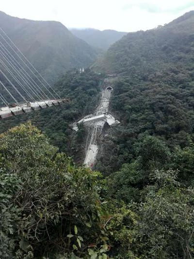 Al menos siete muertos deja desplome de puente Chirajara