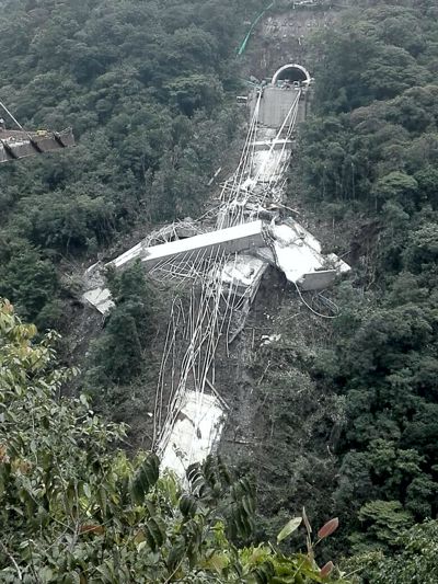 Al menos siete muertos deja desplome de puente Chirajara