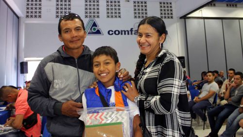Comfacauca continúa entregando kits escolares a sus afiliados