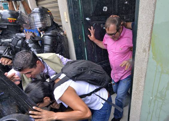 ¿QUE HARÍA URIBE SI GANA MARTHA LUCÍA?