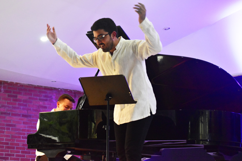 El intérprete de música lírica y tenor Eduardo Escolar el Jueves Santo 29 de marzo al lado del pianista David Salas sorprendieron con su particular talento