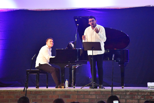 El intérprete de música lírica y tenor Eduardo Escolar el Jueves Santo 29 de marzo al lado del pianista David Salas sorprendieron con su particular talento