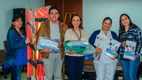 La entrega la hace la secretaria de Salud del Departamento, Lucy Amparo Guzmán González con el equipo de trabajo de Sexualidad, Derechos Sexuales y Reproductivos que trabajan con el enfoque de Maternidad Segura, y en compañía de la Gestora Social, Mabel Vargas Agredo. La entrega la hace la secretaria de Salud del Departamento, Lucy Amparo Guzmán González con el equipo de trabajo de Sexualidad, Derechos Sexuales y Reproductivos que trabajan con el enfoque de Maternidad Segura, y en compañía de la Gestora Social, Mabel Vargas Agredo.