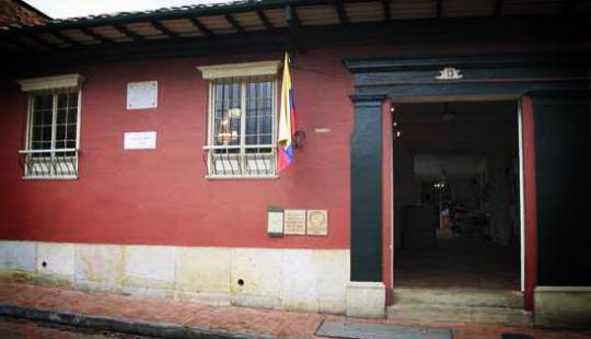 UNA CASA MÁS ALLÁ DE LOS MURMULLOS
