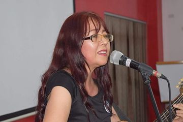 MUJER CON GUITARRA