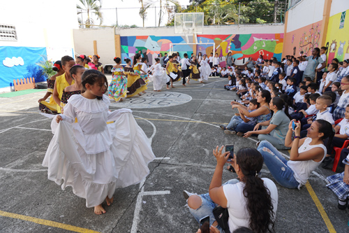 Estudiantes del Niño Jesús de Praga izaron bandera y celebraron el Día del Idioma