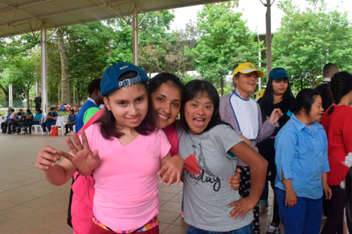 Muestras de amor, sonrisas y abrazos Niños en condición de discapacidad celebraron un Festival de Amor