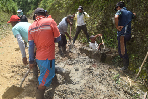 Mantenimiento vial en Morales realizado por la misma comunidad Mantenimiento vial en Morales realizado por la misma comunidad