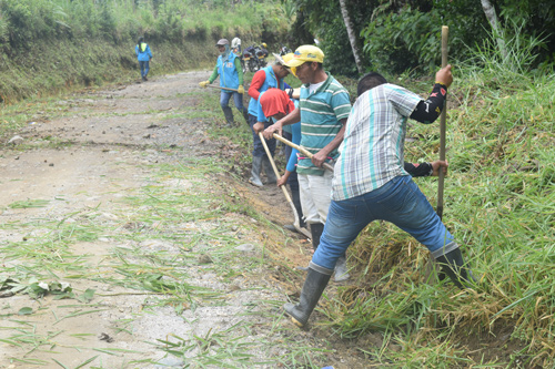 Mantenimiento vial en Morales realizado por la misma comunidad Mantenimiento vial en Morales realizado por la misma comunidad