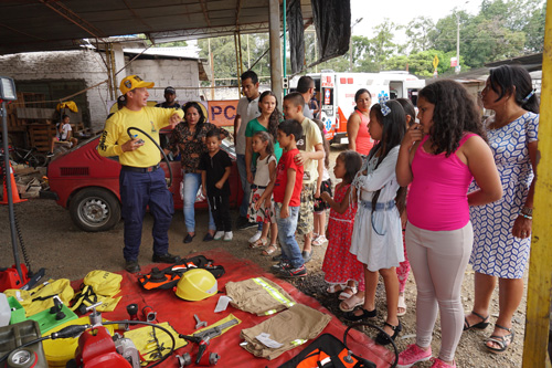 Bomberos de Santander de Quilichao celebraron el Día de los Niños Niños de Quilichao fueron bomberitos por un día