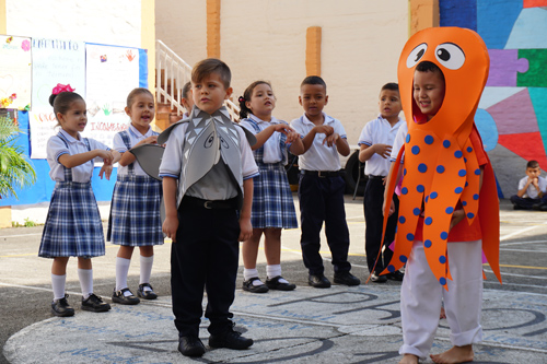 Estudiantes del Niño Jesús de Praga izaron bandera y celebraron el Día del Idioma