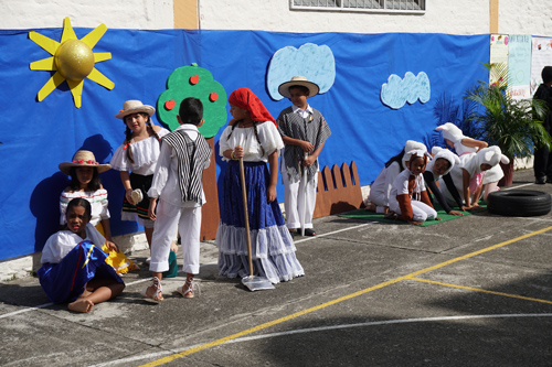 Estudiantes del Niño Jesús de Praga izaron bandera y celebraron el Día del Idioma
