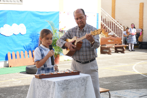 Estudiantes del Niño Jesús de Praga izaron bandera y celebraron el Día del Idioma