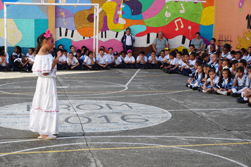 Estudiantes del Niño Jesús de Praga izaron bandera y celebraron el Día del Idioma
