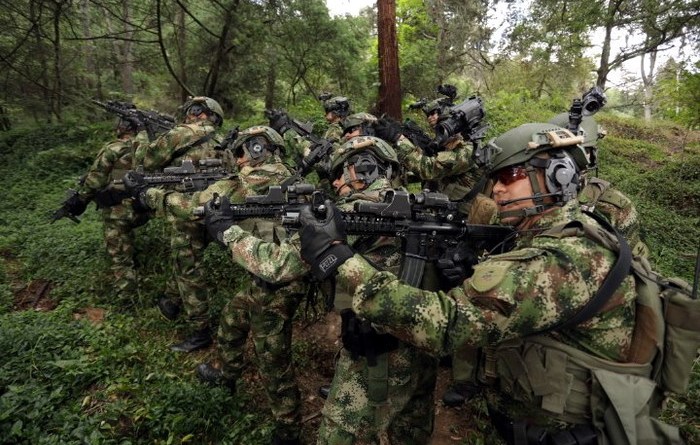 tropas ejercito EL MUNDO ESTÁ MANGA POR HOMBRO