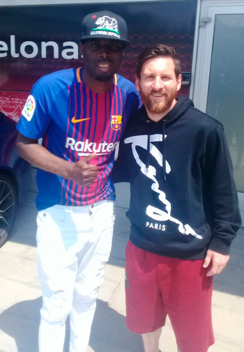 Pichi' posó al lado del cinco veces ganador del Balón de Oro Lionel Messi, el reciente fichaje del equipo culé Phillipe Coutinho, el portero Ter Stegen y el esposo de Shakira, Gerard Piqué.