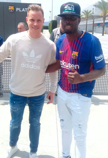 Pichi' posó al lado del cinco veces ganador del Balón de Oro Lionel Messi, el reciente fichaje del equipo culé Phillipe Coutinho, el portero Ter Stegen y el esposo de Shakira, Gerard Piqué.